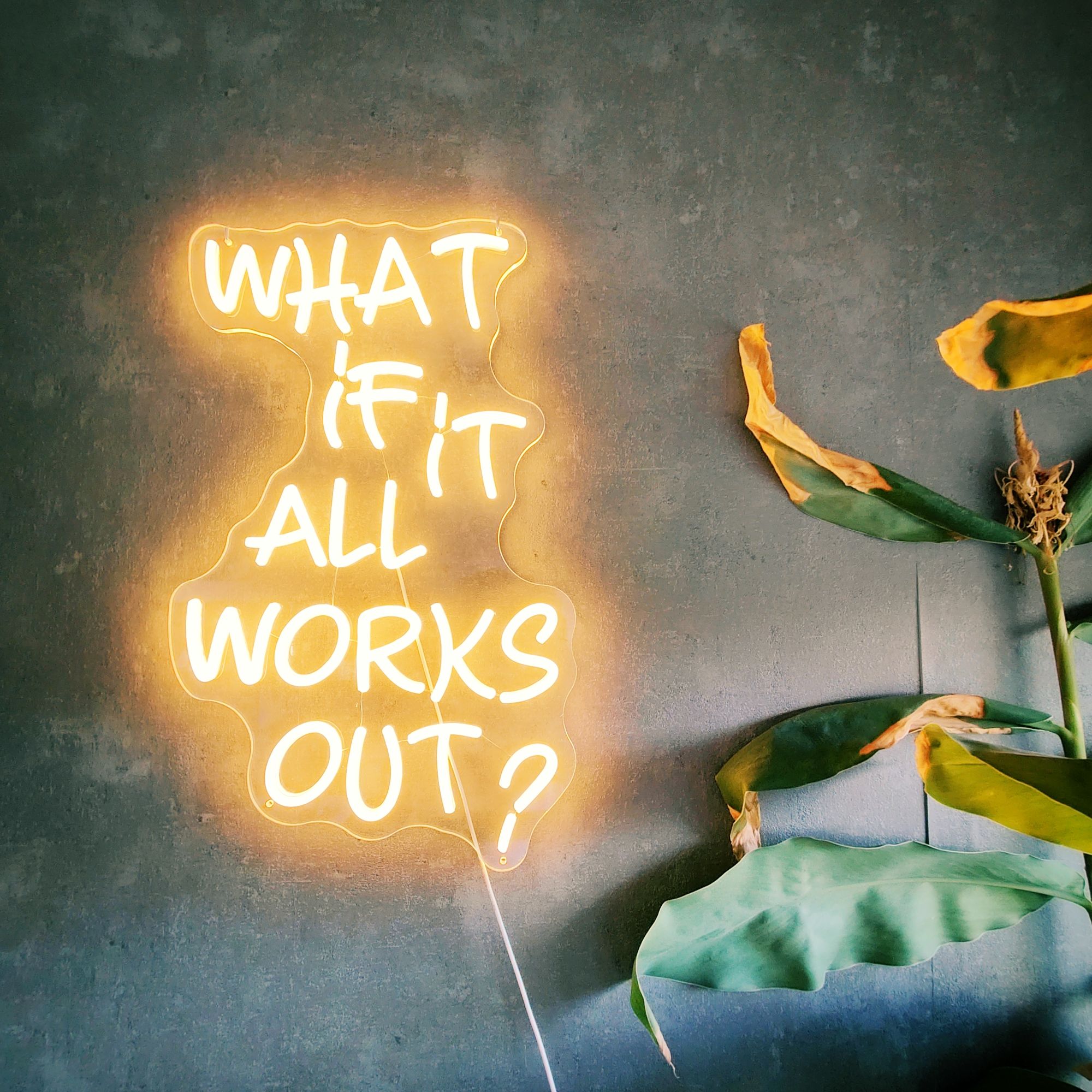 Licht-Schriftzug: "What if it all works out"?
